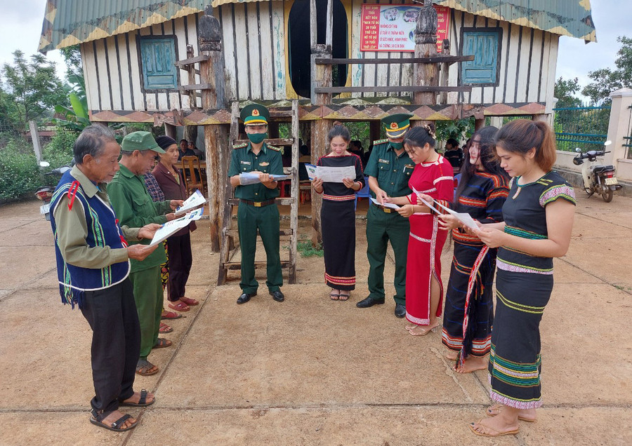 Cán bộ Đồn Biên phòng Ia Pnôn tuyên truyền, phổ biến Luật Biên phòng Việt Nam cho người dân. Ảnh: Vĩnh Hoàng