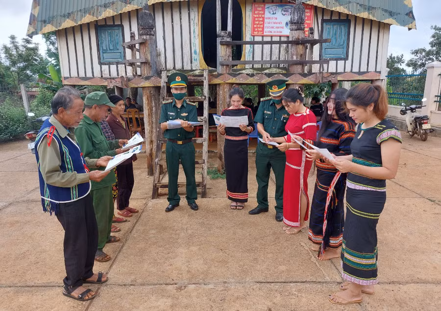 Cán bộ Đồn Biên phòng Ia Pnôn tuyên truyền, phổ biến Luật Biên phòng Việt Nam cho người dân. Ảnh: Vĩnh Hoàng
