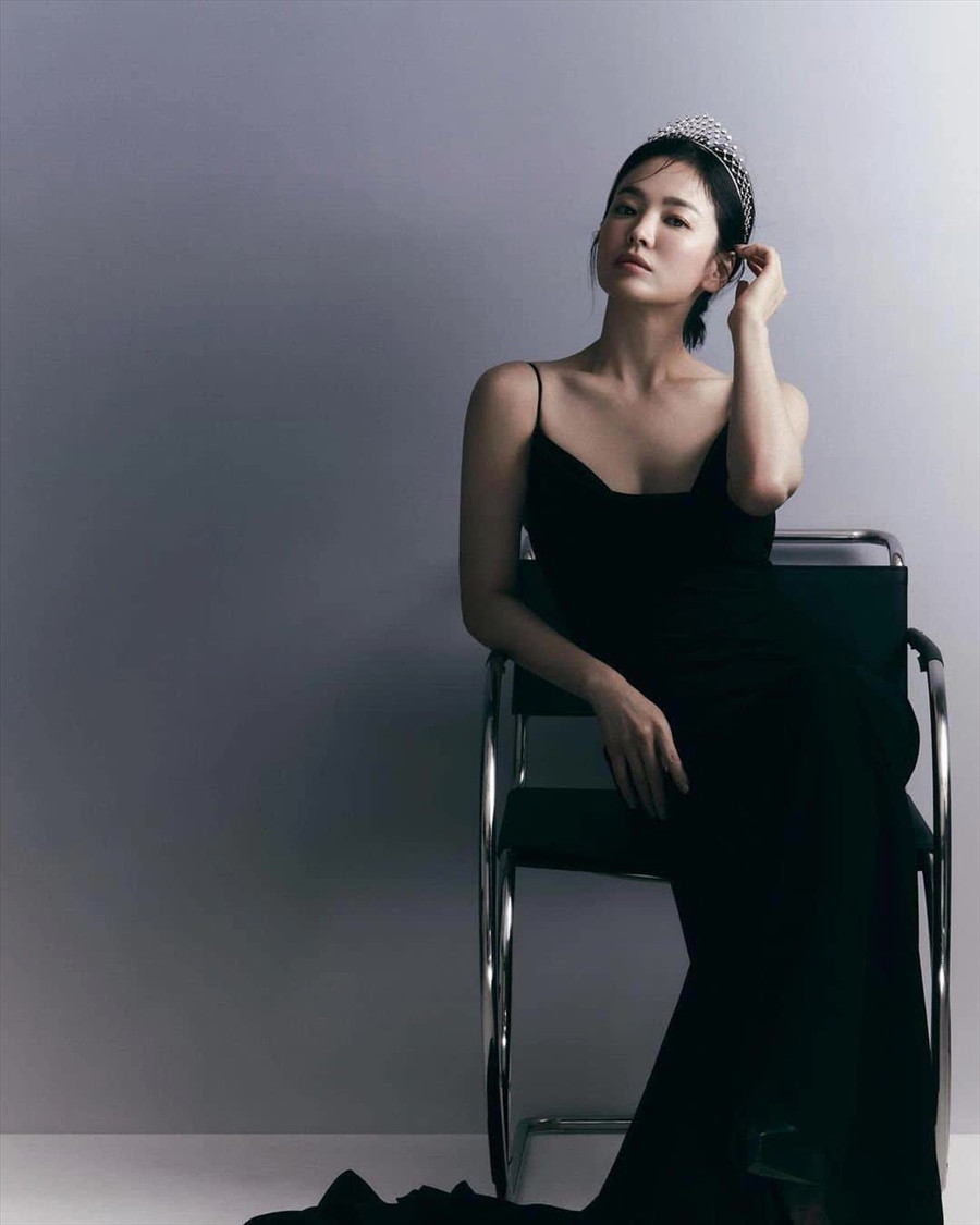  Song Hye Kyo gây sốt với hình ảnh đội vương miện đầy quyền lực hồi tháng 3. Ảnh: Naver