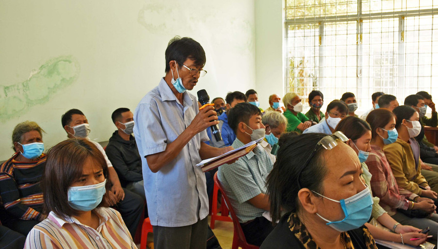 Cử tri Trần Văn Lĩnh (thôn An Lộc, xã Ia Tiêm, huyện Chư Sê tham gia ý kiến tại hội nghị. Ảnh: Hà Phương