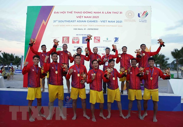 Đội tuyển Bóng ném bãi biển nam Việt Nam đoạt HCV tại SEA Games 31. (Ảnh: Quý Trung/TTXVN)