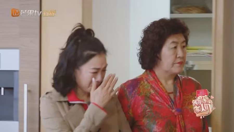 Minh tinh sinh năm 1970 không kìm được nước mắt khi bị chồng la mắng trên sóng truyền hình.