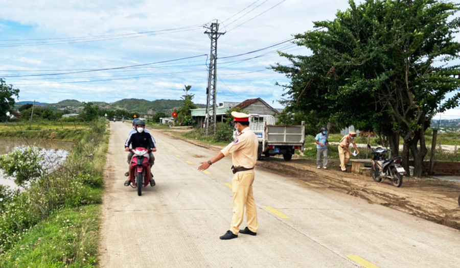 Gia Lai: Tai nạn giao thông giảm 3 tiêu chí trong kỳ nghỉ lễ 30-4 và 1-5 ảnh 1 Công an huyện Phú thiện kiểm soát giao thông trên tuyến giao thông liên xã. Ảnh: Lê Anh