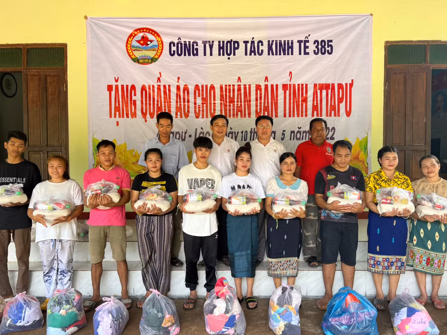 Đoàn Kinh tế-Quốc phòng 385 hỗ trợ lương thực và vật dùng thiết yếu cho người dân các bộ tộc Lào. Ảnh: Nguyễn Ngọc Sơn Đoàn Kinh tế-Quốc phòng 385 hỗ trợ lương thực và vật dùng thiết yếu cho nhân dân các bộ tộc Lào