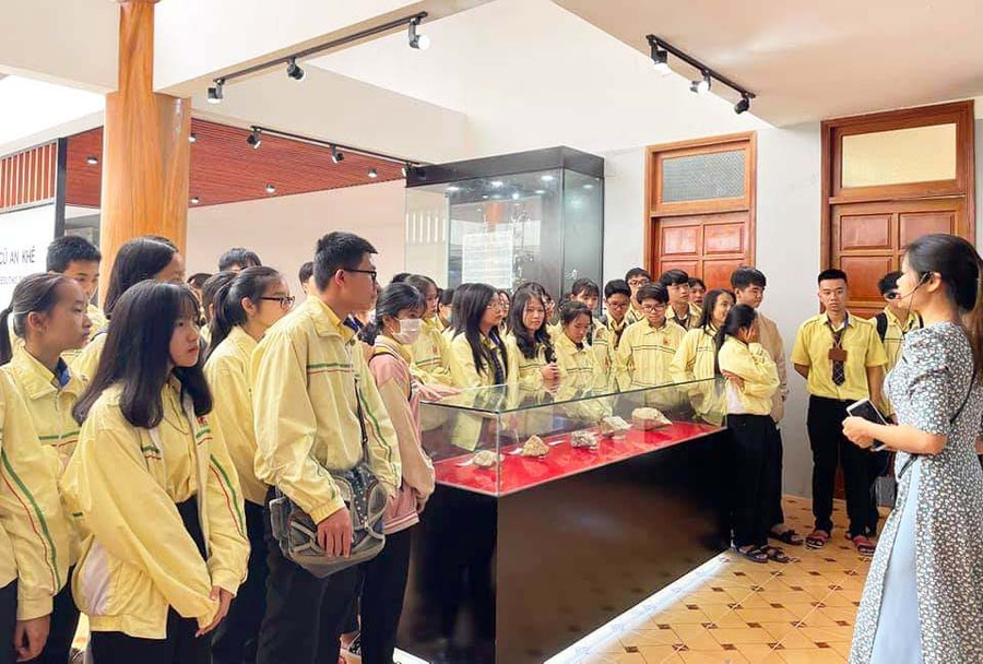 Học sinh Trường THPT Quang Trung (thị xã An Khê) tham quan, tìm hiểu tại Nhà trưng bày Tây Sơn Thượng đạo. Ảnh: Ngọc Minh