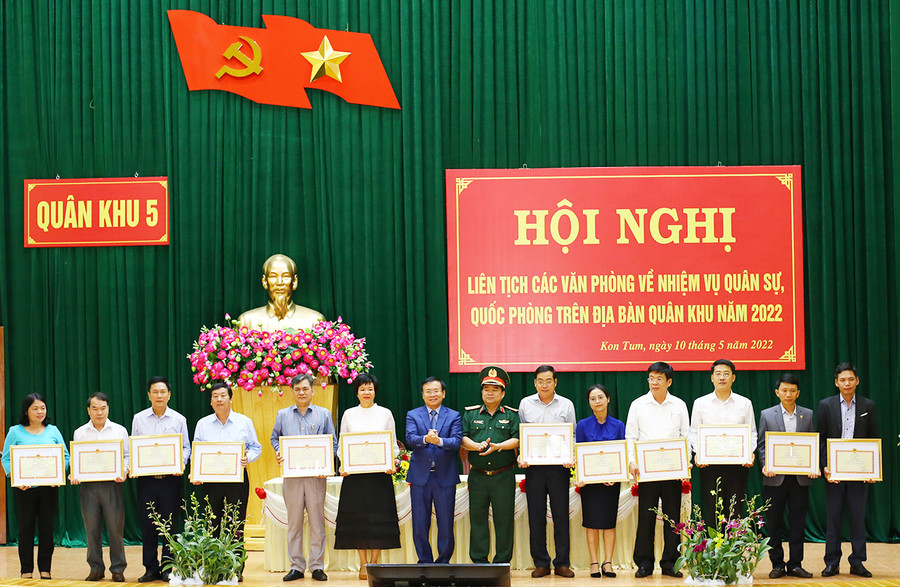 12 tập thể có thành tích xuất sắc trong phối hợp triển khai công tác Văn phòng, góp phần thực hiện thắng lợi nhiệm vụ quốc phòng, quân sự địa phương năm 2021 được tặng bằng khen của Chính ủy Quân khu 5. Ảnh: Đăng Vũ Tặng bằng khen của Chính ủy Quân khu 5 cho 12 tập thể có thành tích xuất sắc trong phối hợp triển khai công tác Văn phòng, góp phần thực hiện thắng lợi nhiệm vụ quốc phòng, quân sự địa phương năm 2021. Ảnh: Đăng Vũ