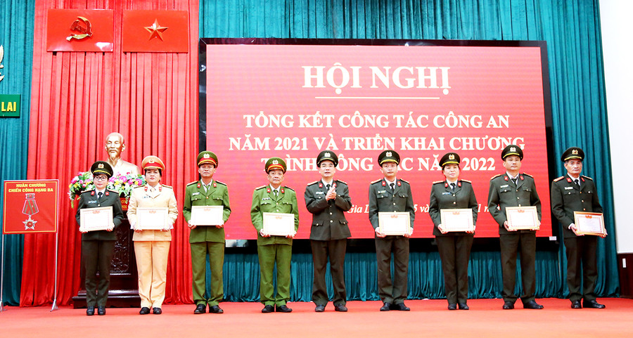 Lãnh đạo Phòng PA09 (thứ tư từ phải sang) nhận danh hiệu Đơn vị quyết thắng trong phong trào thi đua “Vì an ninh Tổ quốc” năm 2021. Ảnh: Thúy Trinh