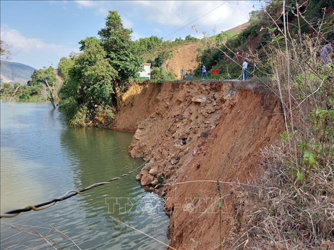 Sạt lở phía ta luy âm trên tuyến đường ĐH 83 (đoạn từ trung tâm huyện Đăk Glei đi xã Đăk Nhoong). 
