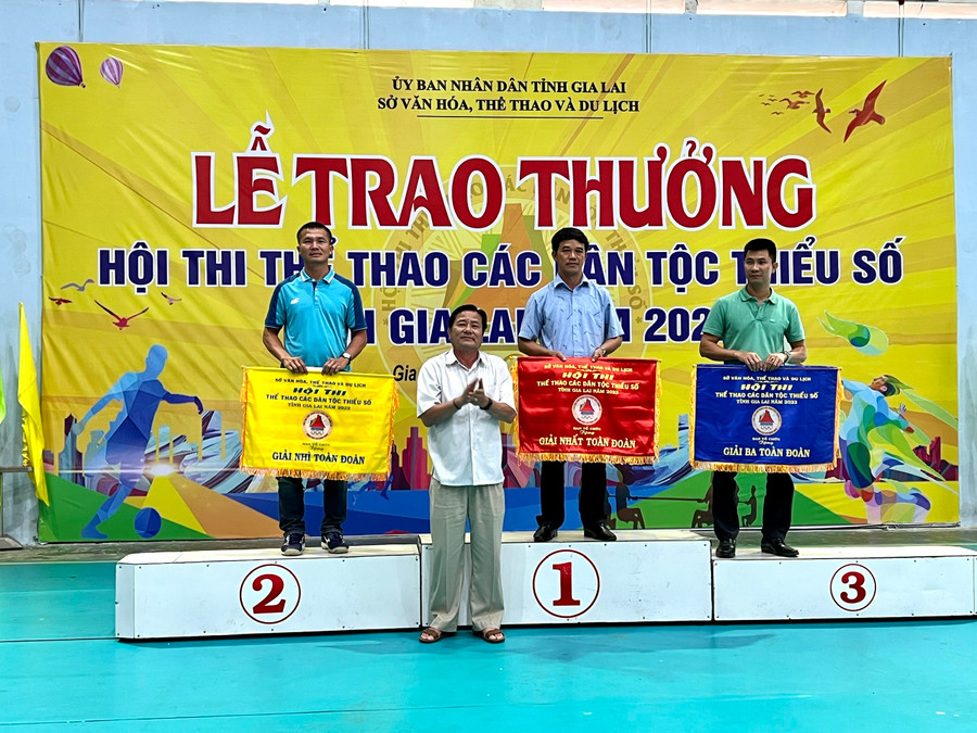 Ông Trần Ngọc Nhung-Tỉnh ủy viên, Giám đốc Sở Văn hóa-Thể thao và Du lịch trao giải toàn đoàn cho các đơn vị. Ảnh: Phan Lài