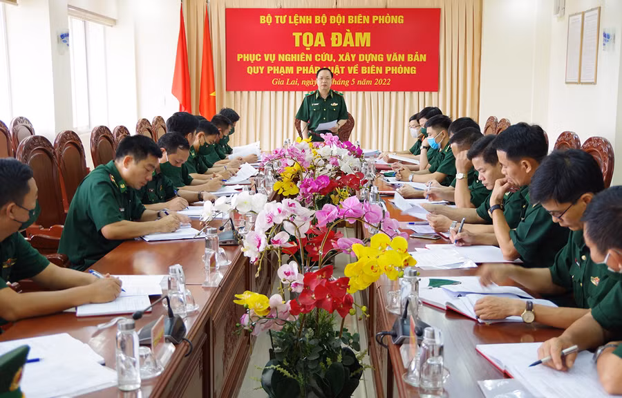 Thiếu tướng Trần Văn Bừng phát biểu tại buổi tọa đàm. Ảnh: Vĩnh Hoàng