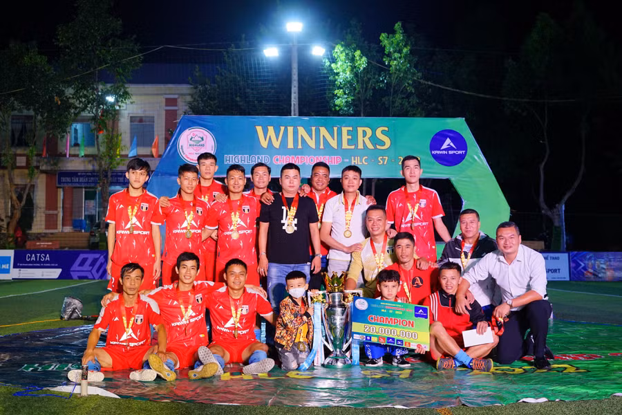 Hồ Văn Thuận (thứ 3 từ phải sang) cùng các đồng đội vô địch giải bóng đá phong trào tầm cỡ tại Gia Lai. Ảnh: Lê Văn Ngọc