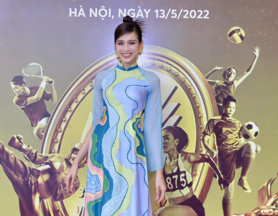 Nàng hậu xứ Thanh khoe nhan sắc ngày càng xinh đẹp và kiêu kỳ.