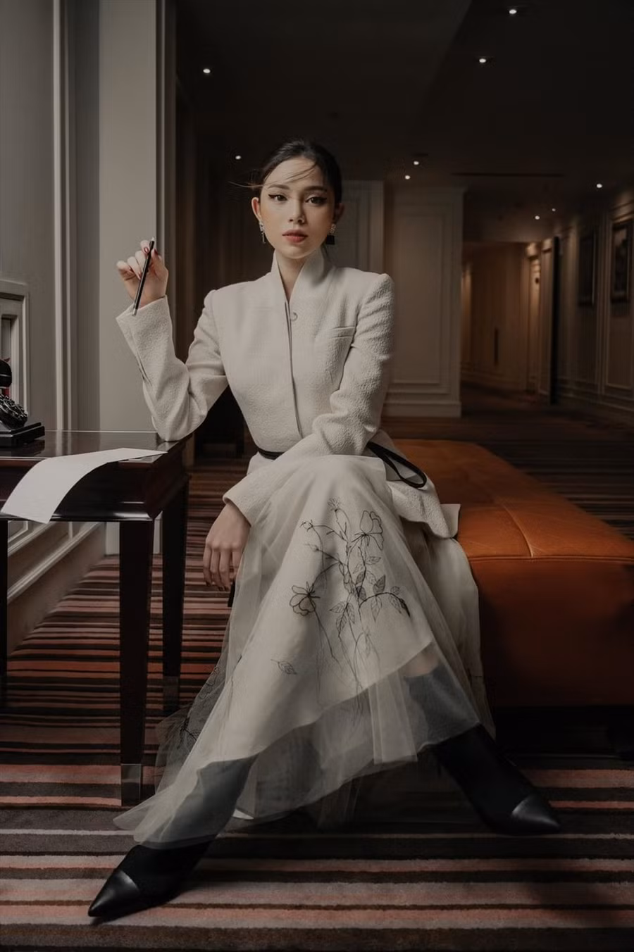 Gu thời trang của cô cũng mang vẻ sang trọng, tiểu thư, ra dáng con dâu nhà hào môn. Ảnh: IGNV. 