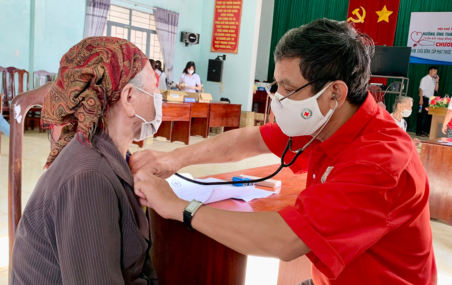 Bác sĩ Huỳnh Văn Phước thăm khám cho người dân xã Ia Băng (huyện Chư Prông). Ảnh: Như Nguyện  Bác sĩ Huỳnh Văn Phước thăm khám cho người dân xã Ia Băng (huyện Chư Prông). Ảnh: N.N
