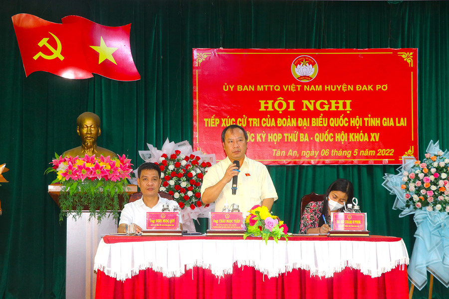 Trưởng đoàn đại biểu Quốc hội tỉnh Châu Ngọc Tuấn phát biểu tại buổi tiếp xúc cử tri xã Tân An (huyện Đak Pơ). Ảnh: Ngọc Minh Đoàn đại biểu Quốc hội tỉnh tiếp xúc cử tri xã Tân An, huyện Đak Pơ. Ảnh: Ngọc Minh
