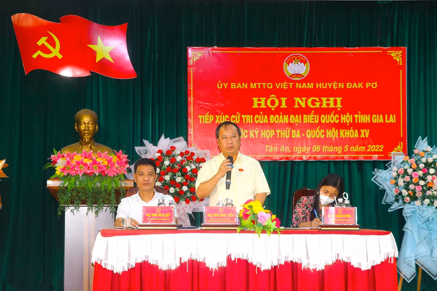 Trưởng đoàn đại biểu Quốc hội tỉnh Châu Ngọc Tuấn phát biểu tại buổi tiếp xúc cử tri xã Tân An (huyện Đak Pơ). Ảnh: Ngọc Minh Đoàn đại biểu Quốc hội tỉnh tiếp xúc cử tri xã Tân An, huyện Đak Pơ. Ảnh: Ngọc Minh