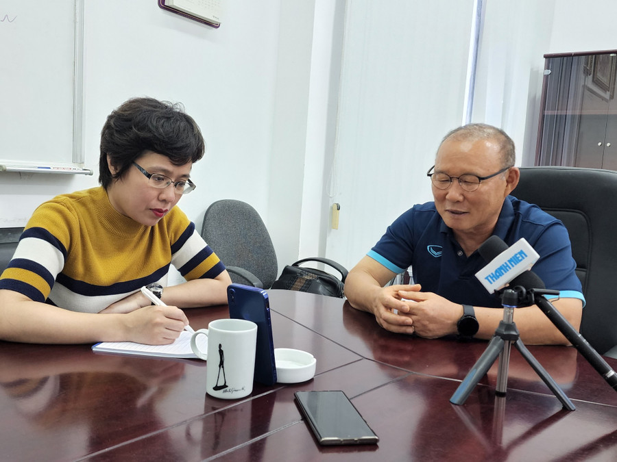HLV Park Hang-seo trả lời phóng viên Báo Thanh Niên. Ảnh: Đoàn Nhật