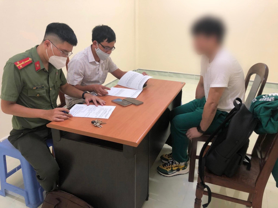 Công an TP.Đà Nẵng bắt người Hàn Quốc trốn truy nã quốc tế tại Đà Nẵng. Ảnh: Văn Tiến