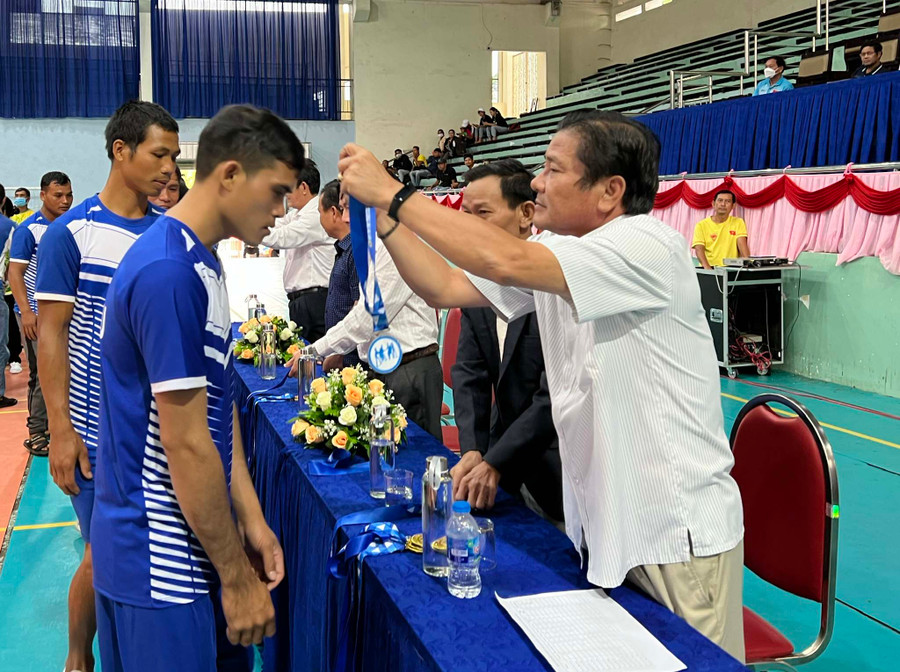 Ông Trần Ngọc Nhung (bìa phải)-Giám đốc Sở Văn hóa-Thể thao và Du lịch, Trưởng ban tổ chức hội thi trao huy chương cho các vận động viên tham nội dung kéo co nam. Ảnh Phan Lài.
