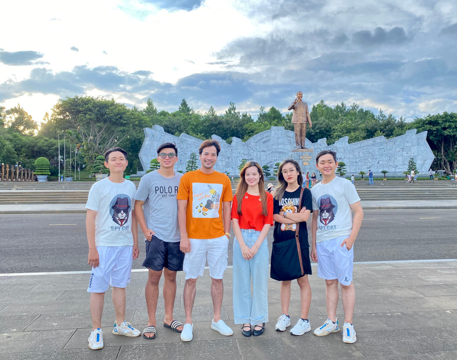 Anh Đoàn Minh Tài (thứ 3 từ trái sang) cùng nhóm bạn ở TP. Hồ Chí Minh đến tham quan, chụp ảnh lưu niệm bên Tượng đài Bác Hồ với các dân tộc Tây Nguyên. Ảnh: Mộc Trà