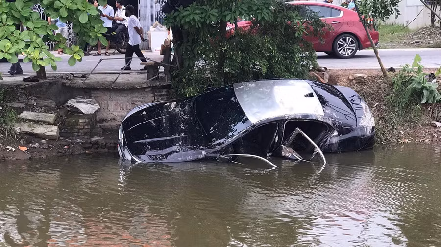 Chiếc xe ô tô bị tai nạn. Ảnh: CTV Chiếc xe ô tô bị tai nạn. Ảnh: CTV