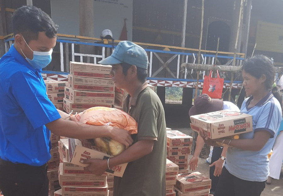 Đoàn thiện nguyện tặng quà cho đồng bào dân tộc thiểu số nghèo của xã Đak Kơ Ning (huyện Kông Chro). Ảnh: Hồng Ngọc  Tặng quà cho đồng bào dân tộc thiểu số nghèo, khó khăn xã Đak Kơ Ning, huyện Kông Chro. Ảnh: Hồng Ngọc