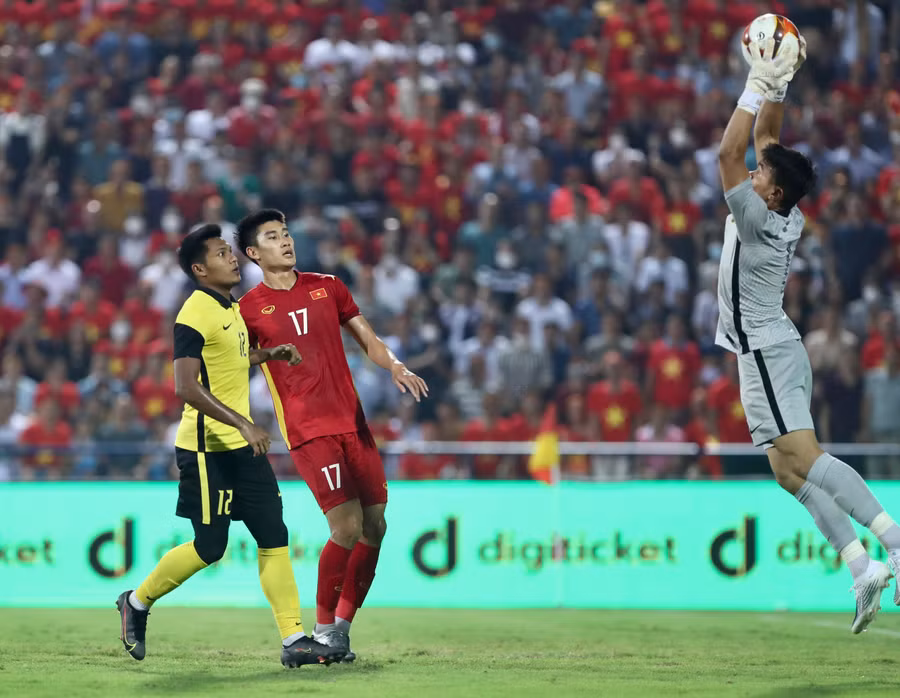 U23 Malaysia đã thiết lập thế trận phòng ngự chắc chắn với số đông cầu thủ bên phần sân nhà. Ảnh: Văn Hữu