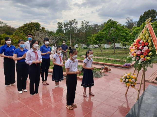 Các em học sinh dâng hương các liệt sĩ và đặt hoa trước Tượng đài Bác Hồ. Ảnh: Văn Chương