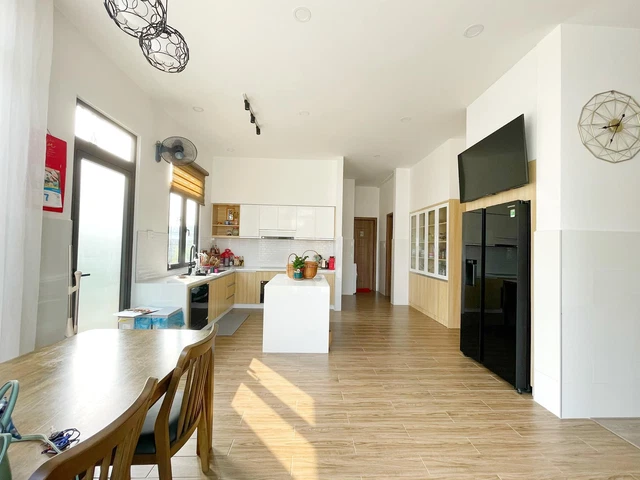 Không gian trong nhà được thiết kế lại với 3 phòng ngủ gồm phòng cho bà, phòng cho bé trai, phòng của mẹ và hai em gái.