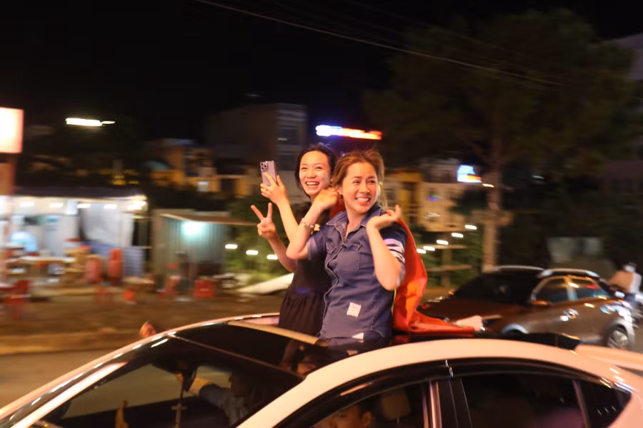 Dòng người ken đặc kéo dài hàng cây số trên đường Nguyễn Tất Thành. Ảnh: Văn Ngọc