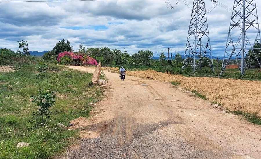 Con đường dân sinh từ quốc lộ 14 dẫn vào khu trang trại chăn nuôi của Công ty DHN Gia Lai. Ảnh: Thiên Di