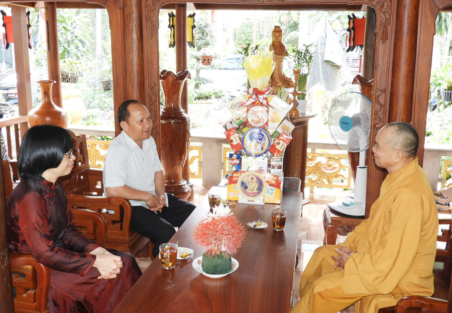 Lãnh đạo tỉnh thăm, chúc mừng Đại lễ Phật đản tại Chùa Quan Âm (TP. Pleiku) và Hòa thượng Trưởng Ban Trị sự Giáo hội Phật giáo Việt Nam tỉnh Thích Từ Vân. Ảnh: Thanh Nhật