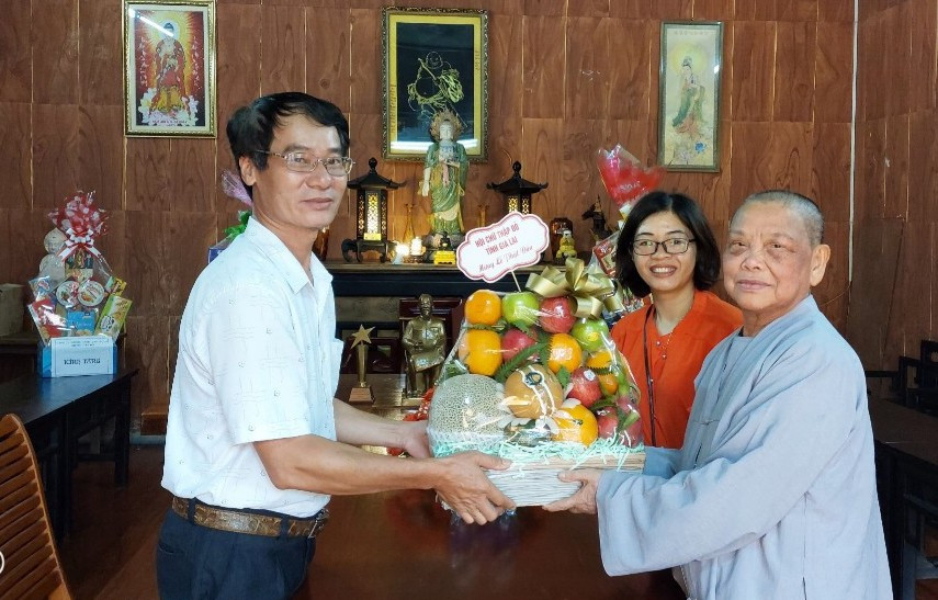 Đoàn công tác của Hội Chữ thập đỏ tỉnh thăm và tặng quà tại chùa Bảo Sơn (TP. Pleiku). Ảnh: Hồng Ngọc Thăm và tặng quà nhân dịp lễ phật đản tại chùa Bảo Sơn (TP. Pleiku). Ảnh: Hồng Ngọc