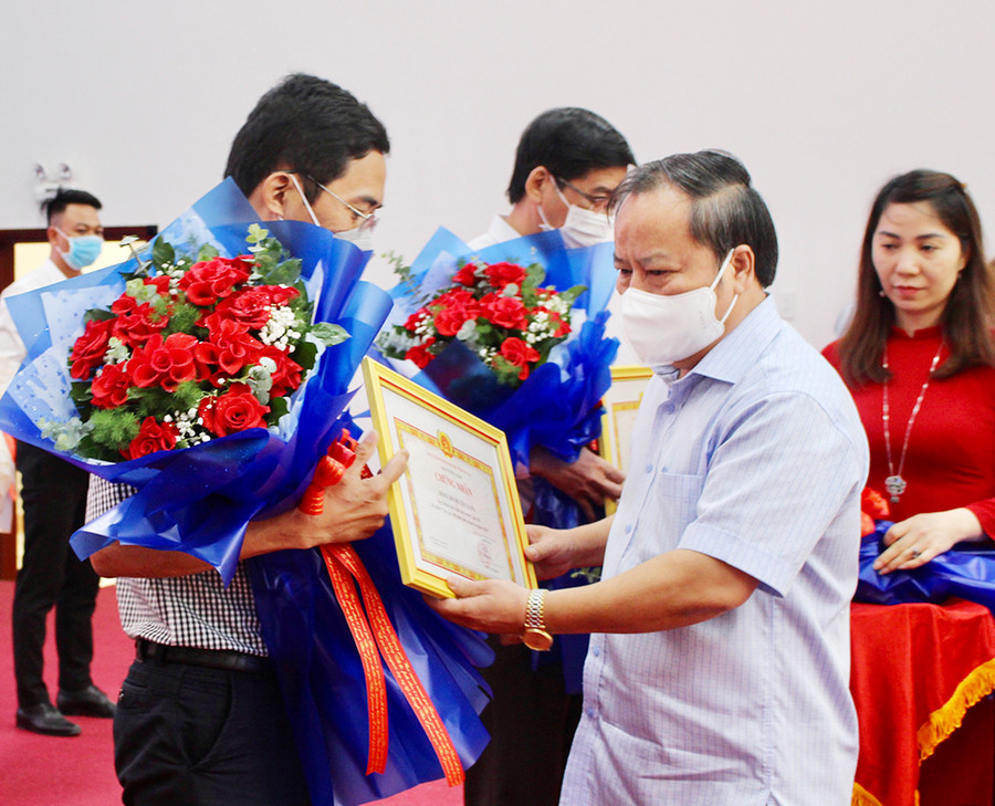 Đồng chí Châu Ngọc Tuấn-Phó Bí thư Thường trực Tỉnh ủy, Trưởng đoàn đại biểu Quốc hội tỉnh trao giấy chứng nhận cho các tập thể có thành tích xuất sắc tại cuộc thi. Ảnh Phan Lài Đồng chí Châu Ngọc Tuấn-Phó Bí thư Thường trực Tỉnh ủy, Trưởng đoàn Đại biểu Quốc hội tỉnh trao giấy chứng nhận cho các tập thể có thành tích xuất sắc tại cuộc thi. Ảnh Phan Lài