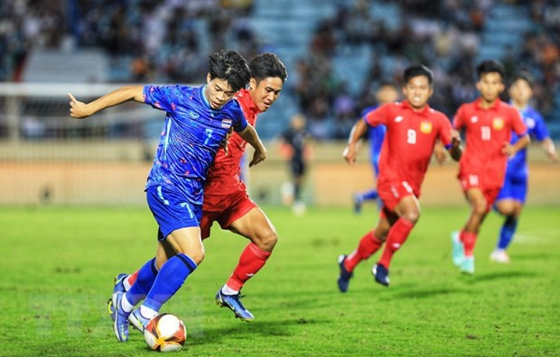 Cầu thủ U23 Thái Lan Ekanit Panya (7) dẫn bóng thoát khỏi sự truy cản của hậu vệ U23 Lào. Ảnh: Tuấn Anh/TTXVN