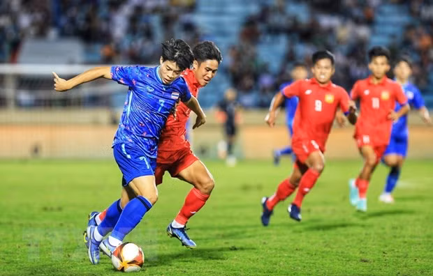 Cầu thủ U23 Thái Lan Ekanit Panya (7) dẫn bóng thoát khỏi sự truy cản của hậu vệ U23 Lào. Ảnh: Tuấn Anh/TTXVN