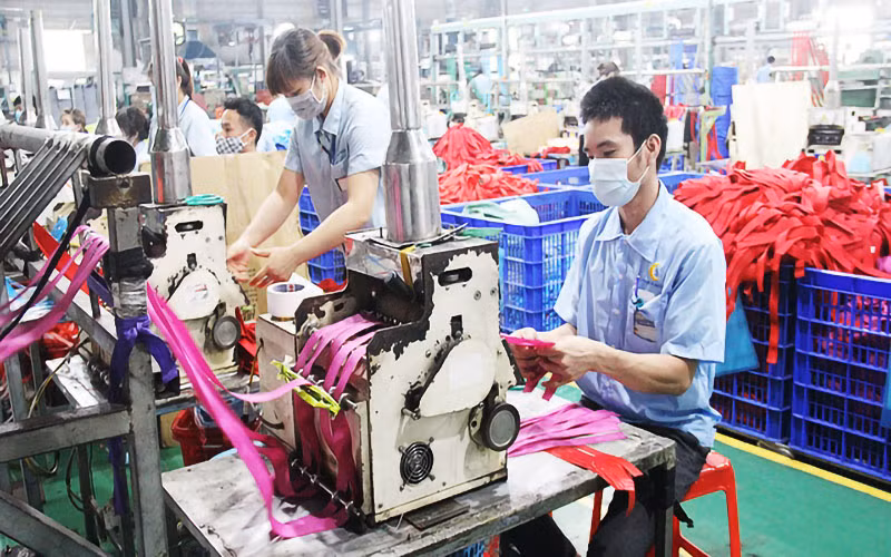 Tăng lương tối thiểu tạo thêm động lực làm việc cho người lao động. Ảnh: VĂN MẠNH