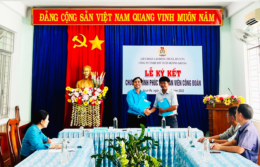  Lễ ký kết chương trình phúc lợi đoàn viên Công đoàn giữa LĐLĐ thị xã và Công ty TNHH một thành viên Tuấn Hương Khang. Ảnh: Vũ Chi