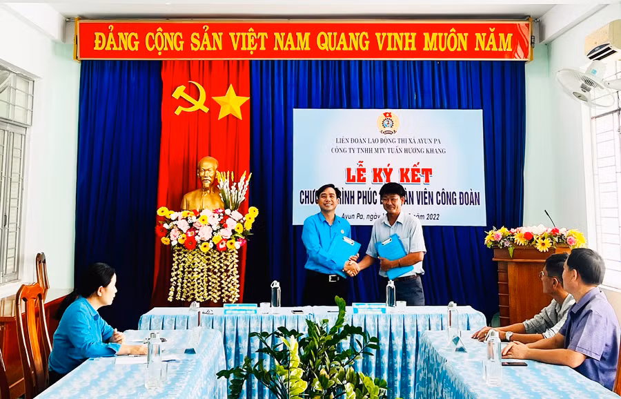  Lễ ký kết chương trình phúc lợi đoàn viên Công đoàn giữa LĐLĐ thị xã và Công ty TNHH một thành viên Tuấn Hương Khang. Ảnh: Vũ Chi