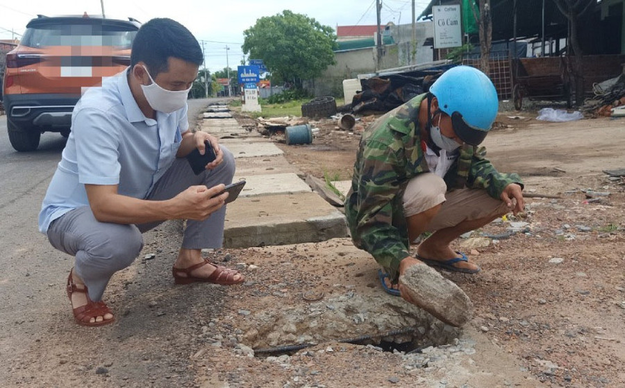 Dùng tay có thể gỡ bê tông trên tấm đan bị nứt. Ảnh: Hoàng Bình
