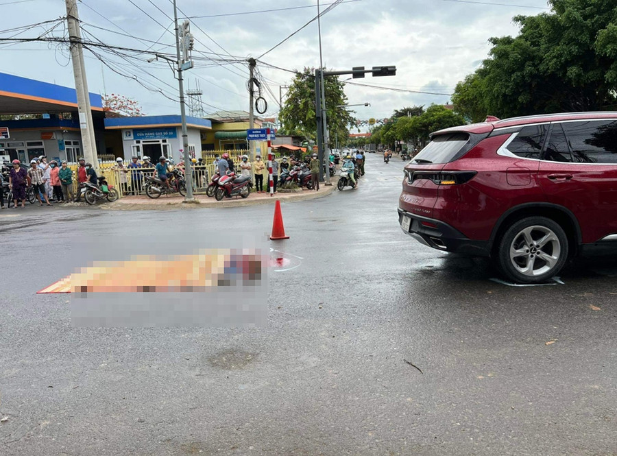 Hiện trường vụ tai nạn giao thông khiến 1 học sinh tử vong tại chỗ. Ảnh: A.T