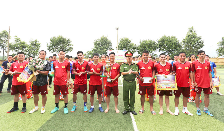 Đội bóng Công an huyện Đức Cơ đã lên ngôi vô địch. Ảnh: Văn Ngọc Đội bóng Công an huyện Đức Cơ đã lên ngôi vô địch. Ảnh: Văn Ngọc