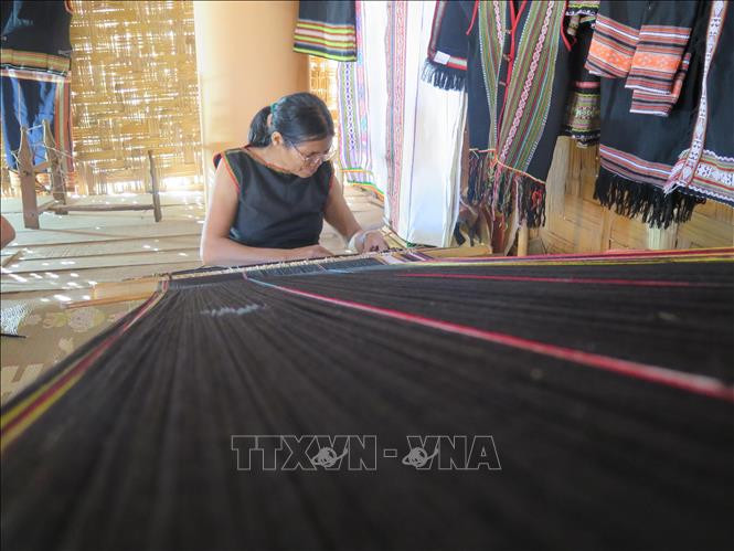 Các nghệ nhân dệt thổ cẩm, phục vụ nhu cầu du lịch trải nghiệm của du khách. 