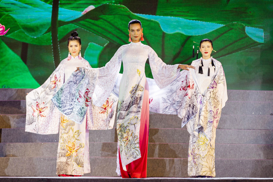 Siêu mẫu H’Ăng Niê khoe sắc trong bộ sưu tập mang tên Sen Việt. Ảnh: SOHO