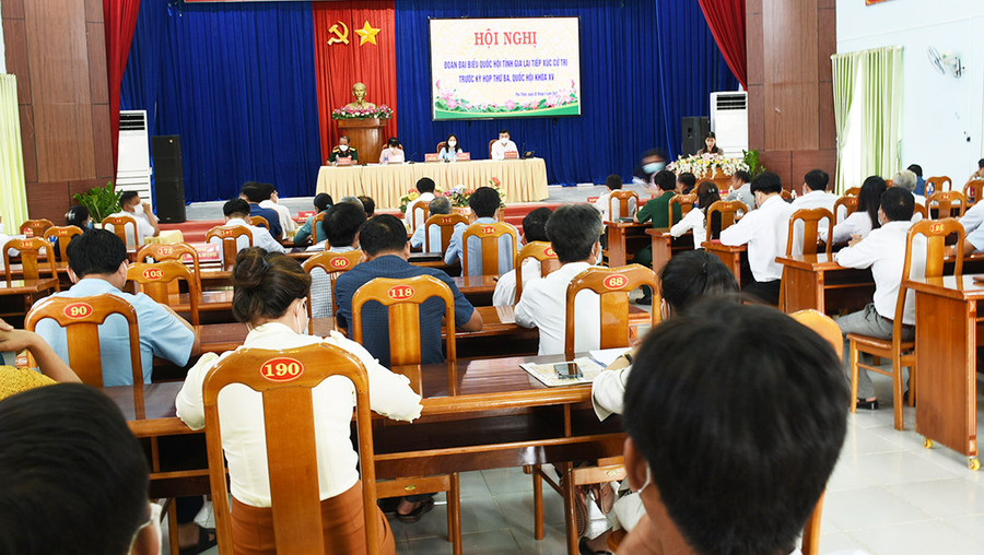 Quang cảnh buổi tiếp xúc cử tri tại huyện Phú Thiện. Ảnh: Hà Phương