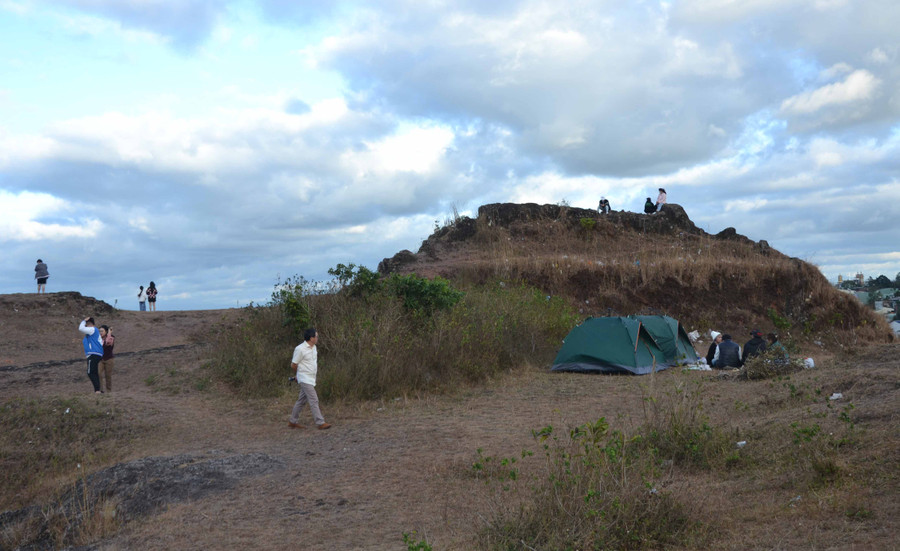 Du khách ngắm cảnh bình bình minh,ngắm cảnh hoàng hôn trên đỉnh núi Đá. Ảnh: Hoàng Cư