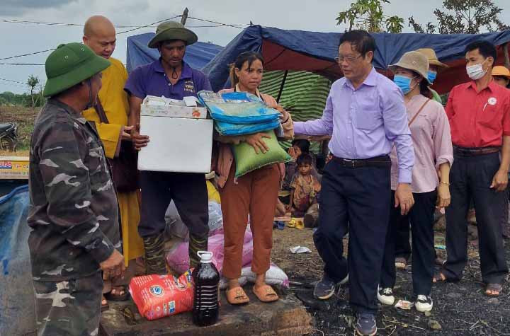 Thăm hỏi và hỗ trợ quà cho gia đình ông Ksor Lúi. Ảnh: Anh Quân