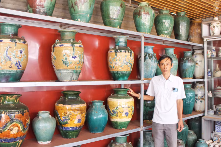 Ông Hồ Xuân Toản-Phó Trưởng phòng Nghiệp vụ Bảo tàng tỉnh: “Gia Lai hiện có khoảng 40 nhà sưu tập với những mức độ và số lượng cổ vật khác nhau. Bảo tàng tỉnh trân quý và đánh giá rất cao các cá nhân đam mê sưu tầm đồ cổ. Thú chơi ấy góp phần gìn giữ, lan tỏa những di sản văn hóa-lịch sử của cha ông từ ngàn xưa. Bảo tàng tỉnh phối hợp với các nhà sưu tập tổ chức 3 triển lãm về cổ vật và sẽ tiếp tục triển khai hoạt động này. Đồng thời, vận động các nhà sưu tập tự nguyện đóng góp, hiến tặng hiện vật và cố gắng tạo một sân chơi để gắn kết những người sưu tầm, chung tay bảo tồn những tinh hoa văn hóa-lịch sử của dân tộc”. 