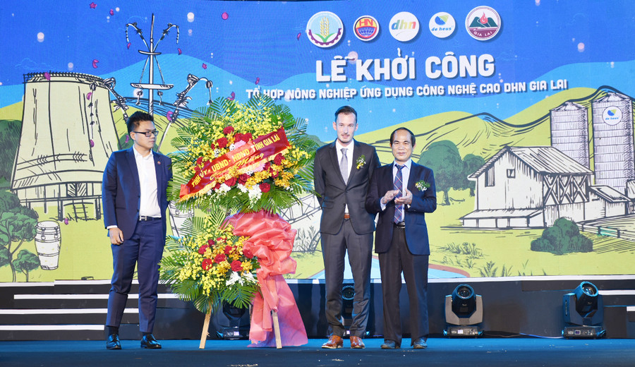 Thay mặt Tỉnh ủy-UBND-HĐND tỉnh, Chủ tịch UBND tỉnh Võ Ngọc Thành tặng hoa chúc mừng 2 tập đoàn. Ảnh: Lê Nam Thay mặt Tỉnh ủy, UBND-HĐND tỉnh Chủ tịch UBND tỉnh Võ Ngọc Thành tặng hoa chúc mừng 2 tập đoàn. Ảnh: Lê Nam