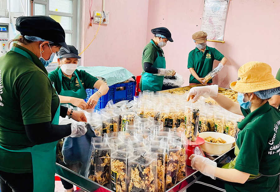 Công ty TNHH một thành viên Vạn Nguyên GL (phường Chi Lăng, TP. Pleiku) cho công nhân tăng ca để tăng sản lượng hàng sản xuất nhằm đáp ứng nhu cầu mua sắm tại hội chợ. Ảnh: Vũ Thảo Công ty TNHH một thành viên Vạn Nguyên GL (phường Chi Lăng, TP. Pleiku) đã cho công nhân tăng ca để tăng sản lượng hàng sản xuất nhằm đáp ứng nhu cầu mua sắm tại hội chợ. Ảnh: Vũ Thảo